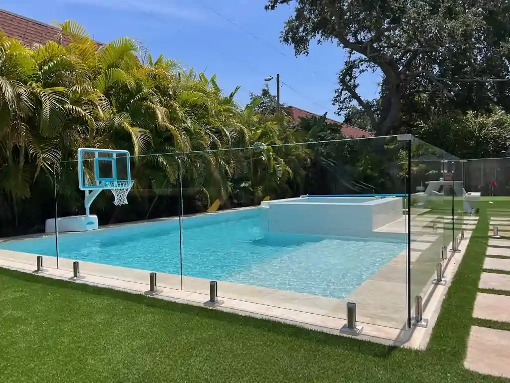 Vallas de metacrilato rodeando piscina exterior