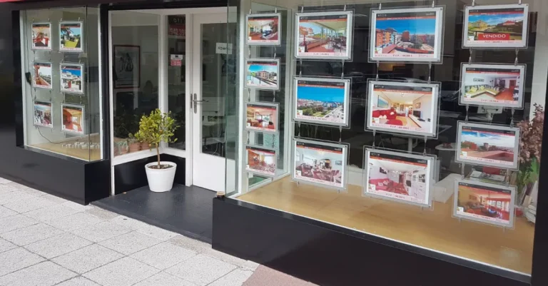 Expositores inmobiliarios interiores metacrilato