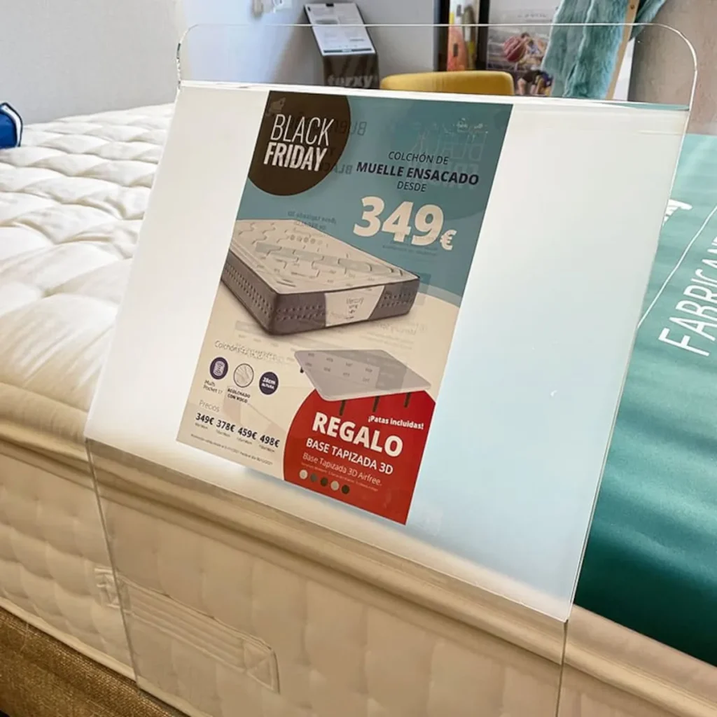 Expositor de metacrilato sobre colchón en tienda