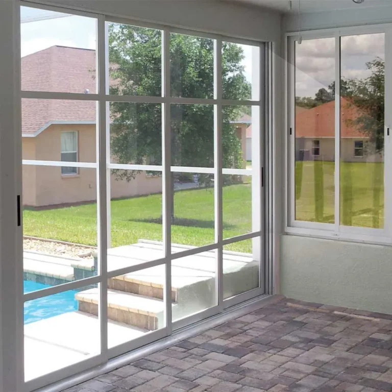 Detalle de ventana de metacrilato transparente