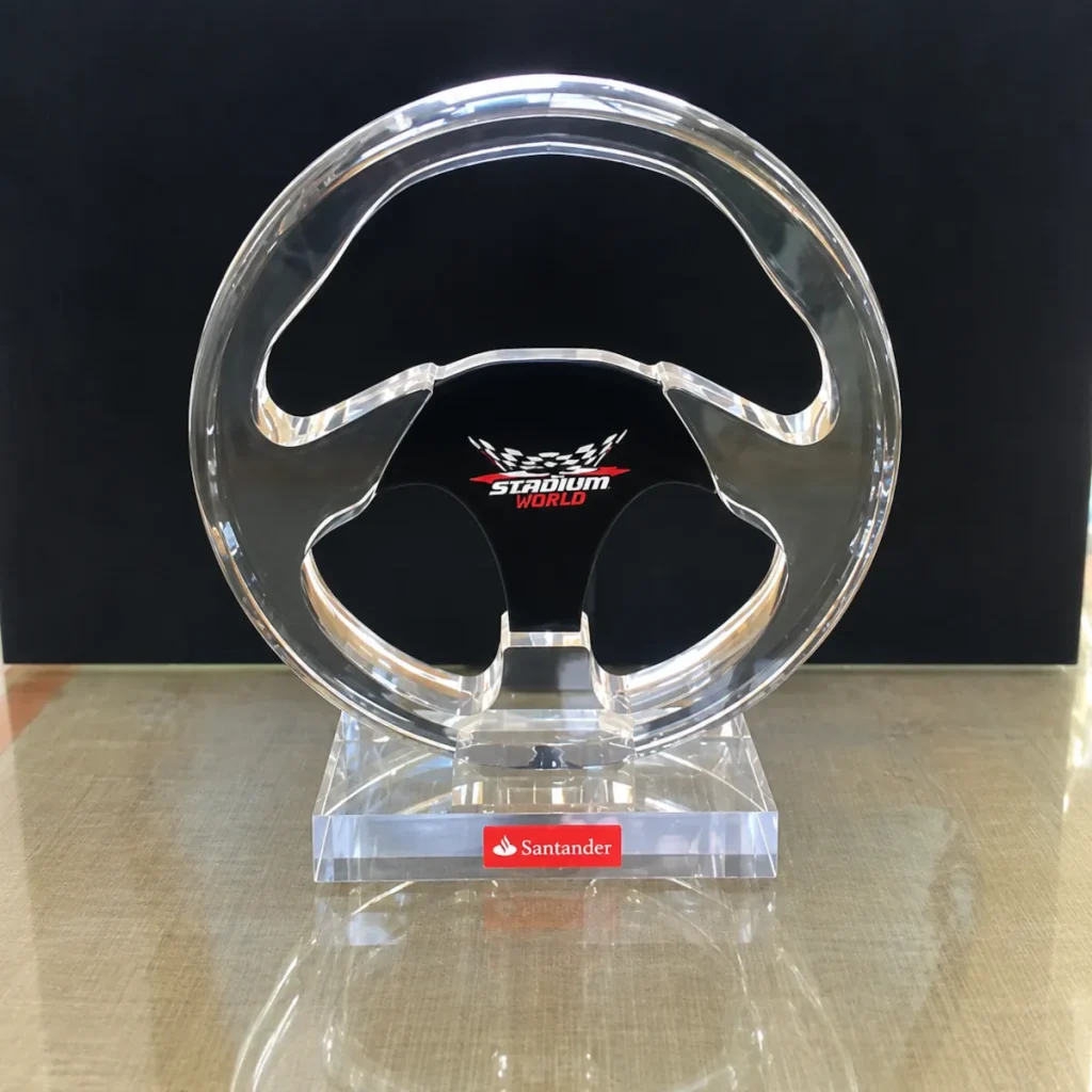 Premio de metacrilato con piezas pegadas y acabado transparente