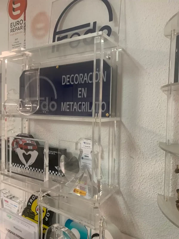 Estanterías para decoración de interiores en metacrilato