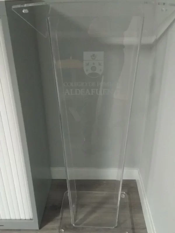 Atriles de metacrilato transparente con logo