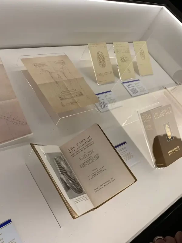 Displays y soportes de metacrilato para libros y planos