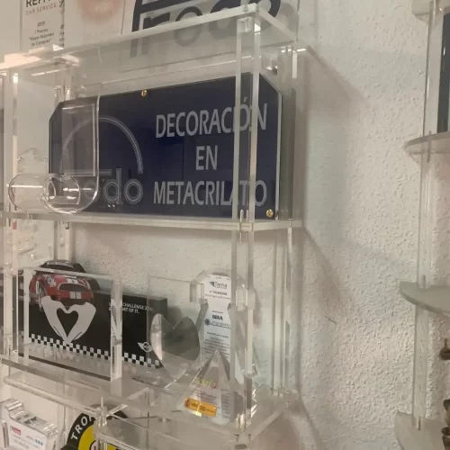 Estantería en fábrica de metacrilato en Madrid