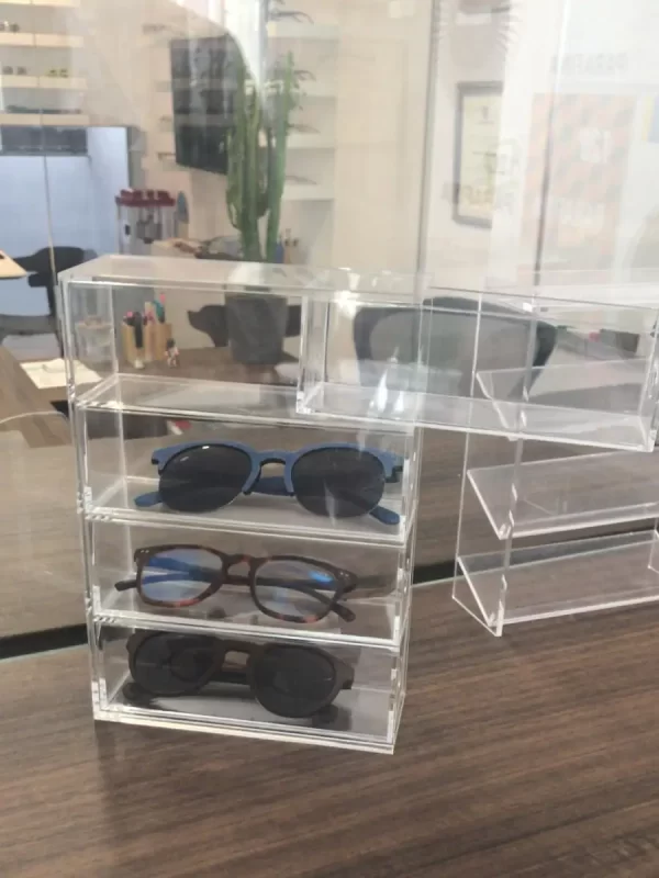 Expositores de sobremesa en metacrilato para tiendas o negocios
