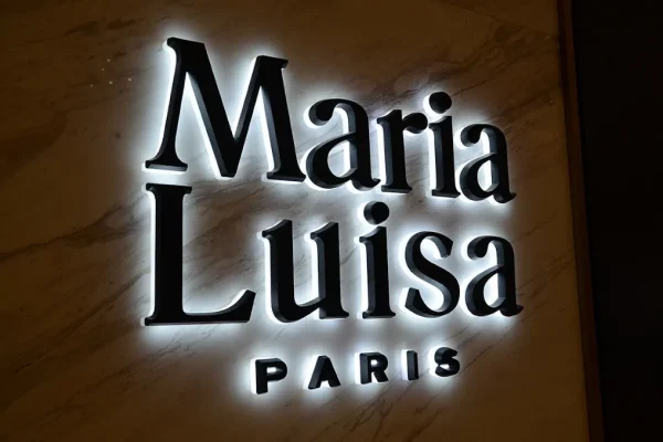 Metacrilato para interiores comerciales en letras corpóreas retroiluminadas