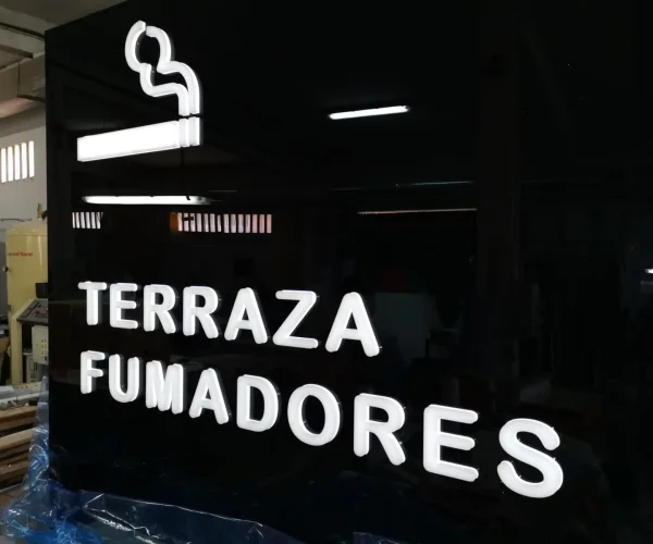 Letras corpóreas en metacrilato con rótulo retroiluminado Letras corpóreas en metacrilato con rótulo retroiluminado