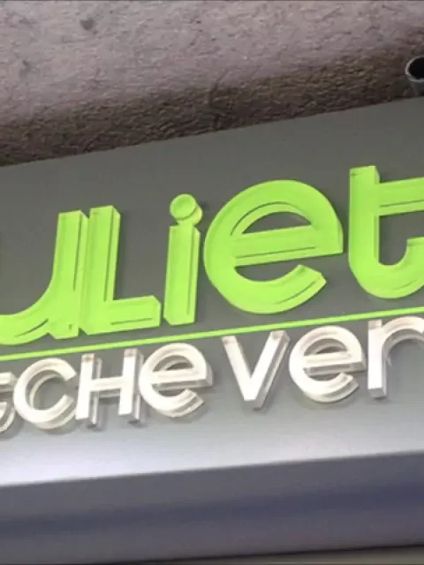 Letras corpóreas y cartelería en metacrilato blanco opal