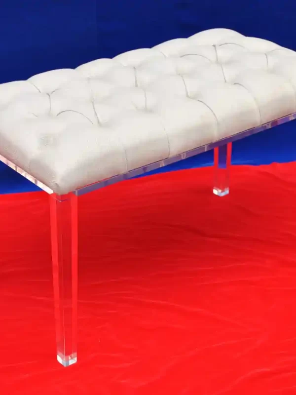 Bancos de pie y cómodas en metacrilato