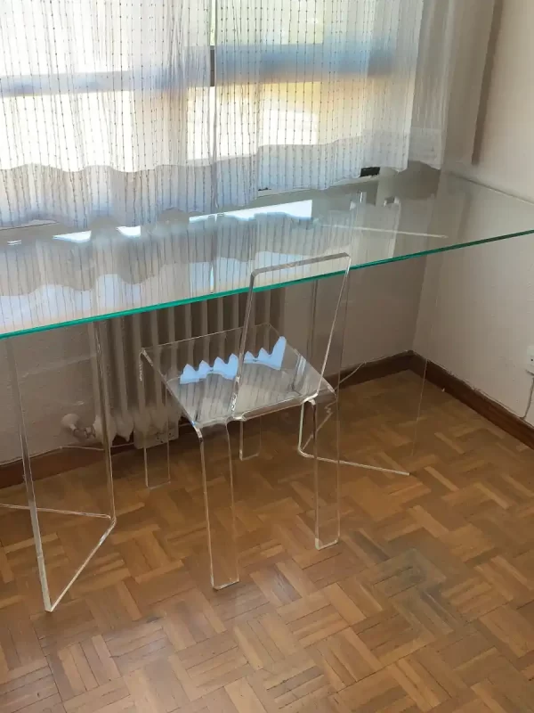 Sillas y mesas de despacho en metacrilato transparente