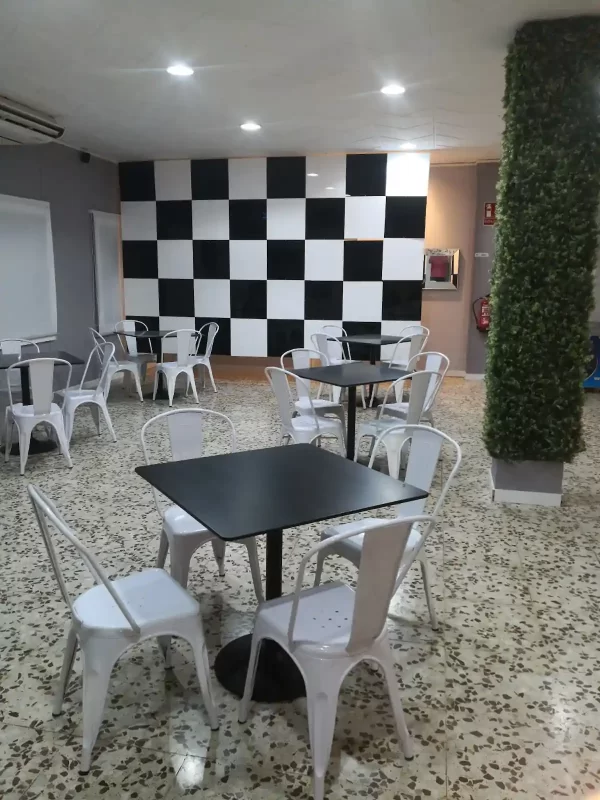 Mesas y sillas personalizadas en metacrilato para bares y restaurantes