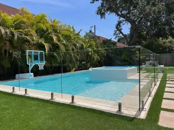 Vallas de metacrilato rodeando piscina exterior