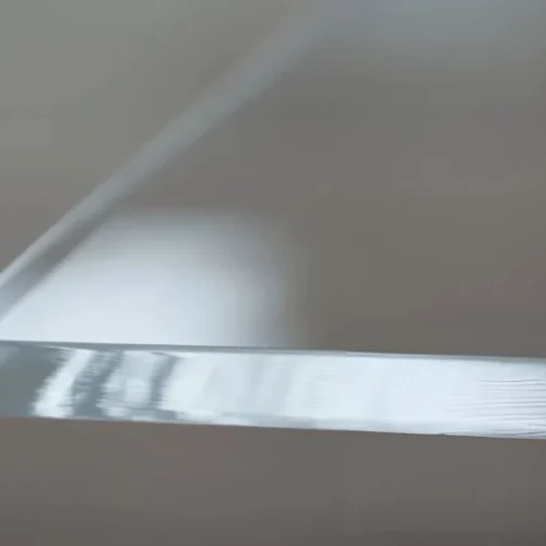 Plancha de metacrilato cortada con precisión vista de perfil