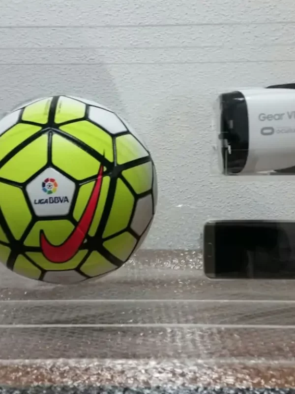 Urna de metacrilato transparente para proteger objetos valiosos