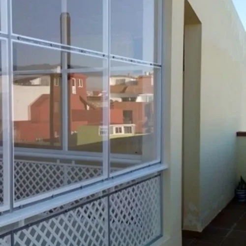 Ventana de metacrilato en vivienda moderna