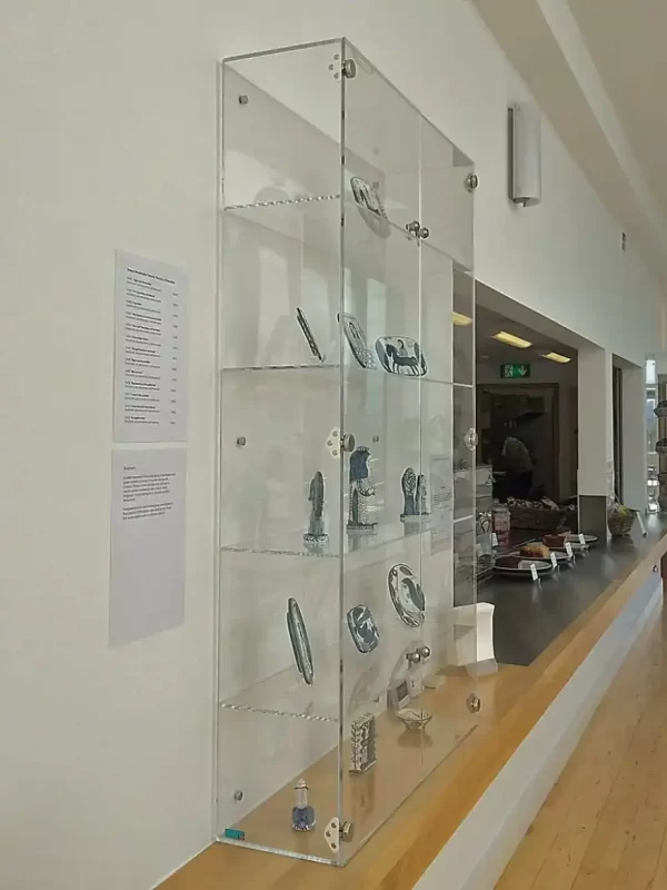 Vitrina de metacrilato para exposiciones y museos